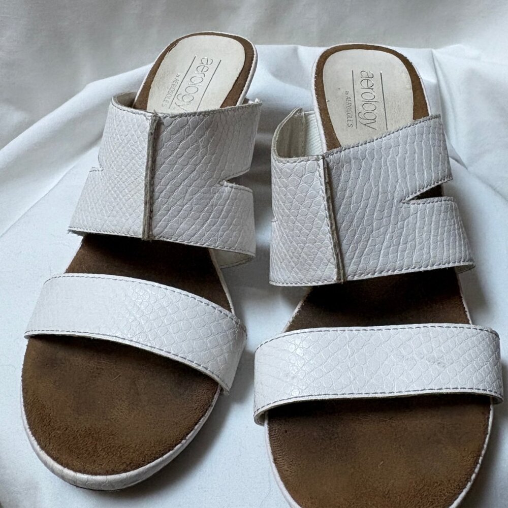 Aerology by Aerosoles White Textured Heeled Sandals – Size 6